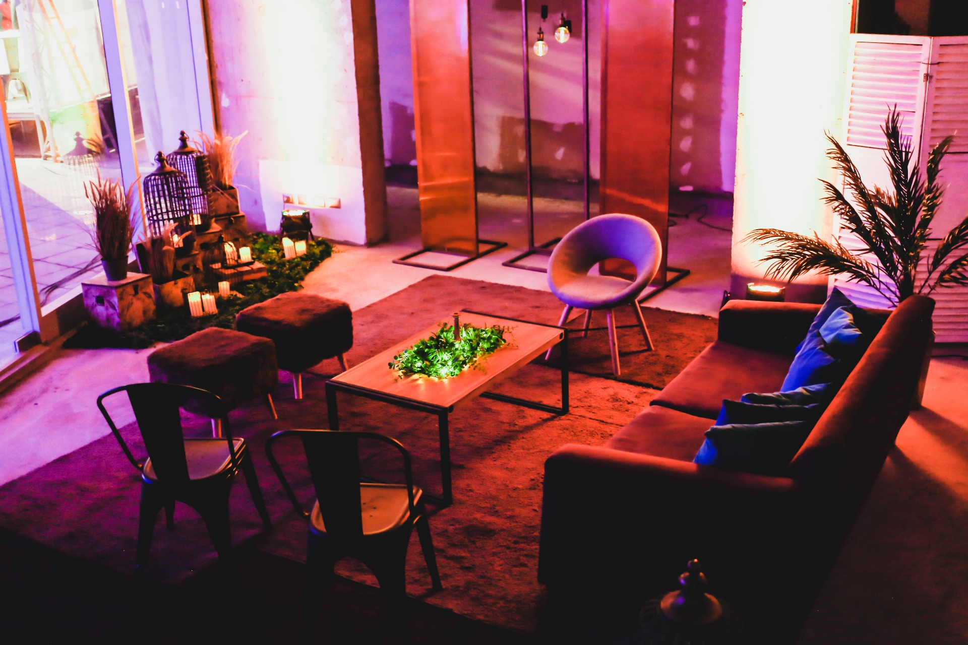 Lounge interior con iluminación cálida