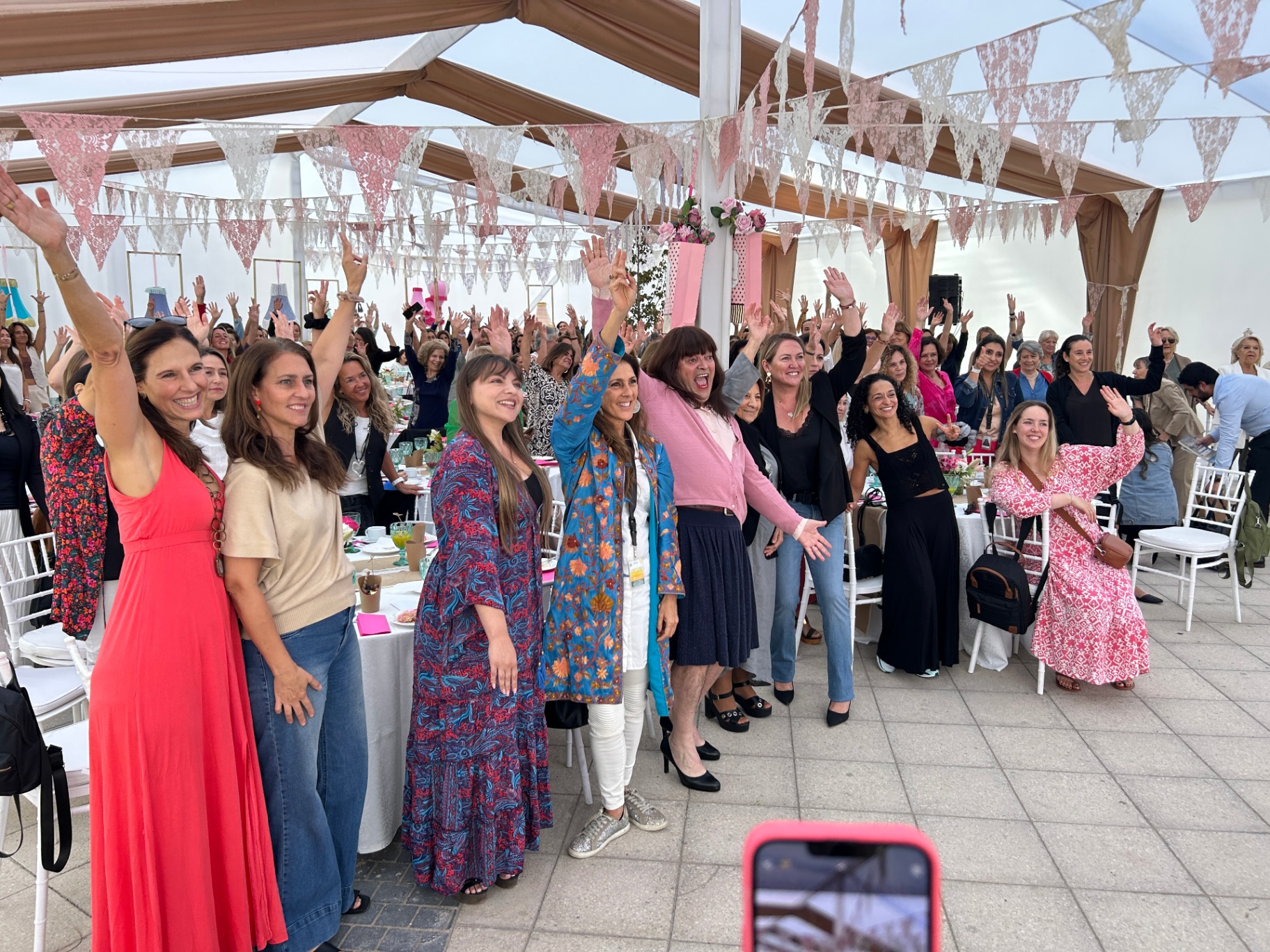 Evento femenino con público celebrando