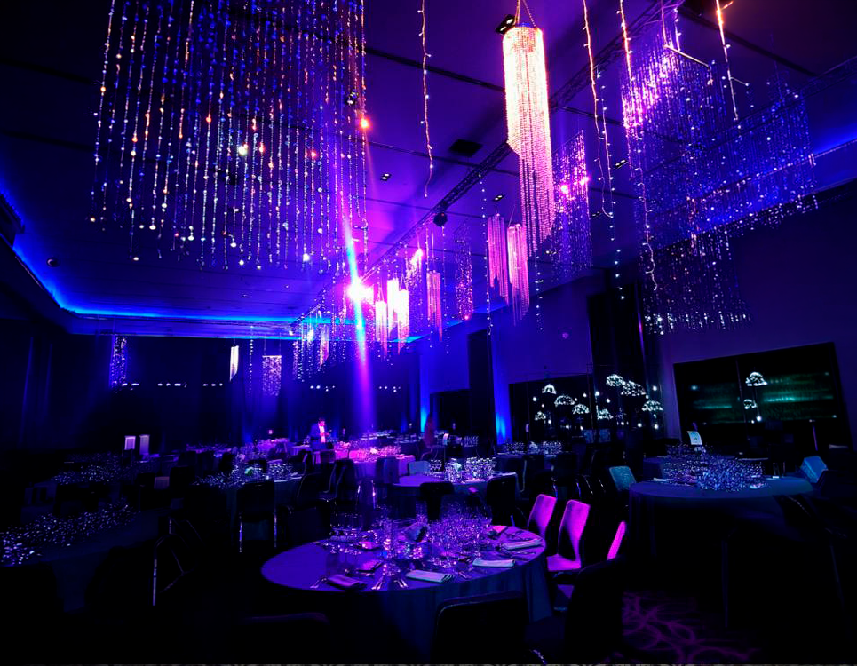 Gala con lámparas de cristal e iluminación azul