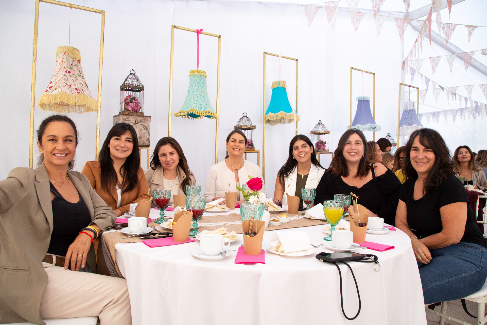 Mesa de evento con invitadas