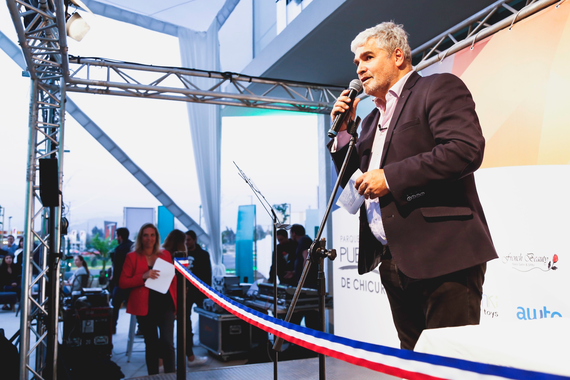 Speaker en escenario de inauguración