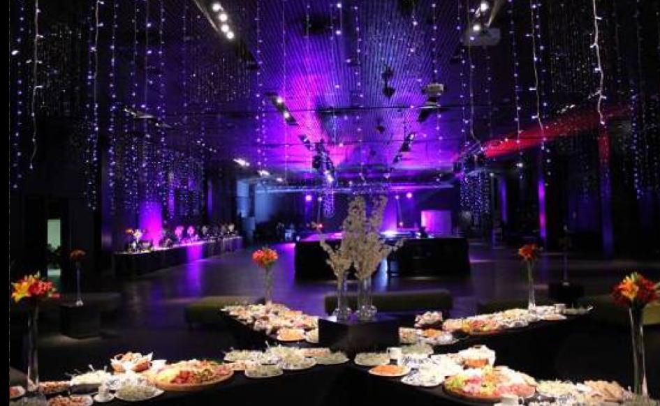 Salón corporativo con iluminación púrpura