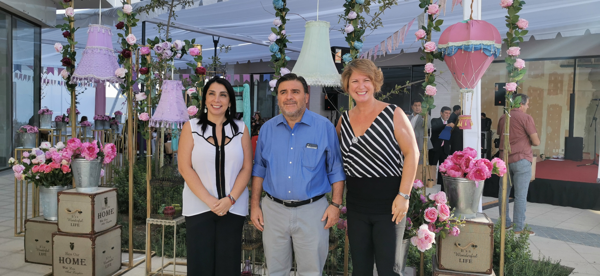 Ambientación floral con invitados