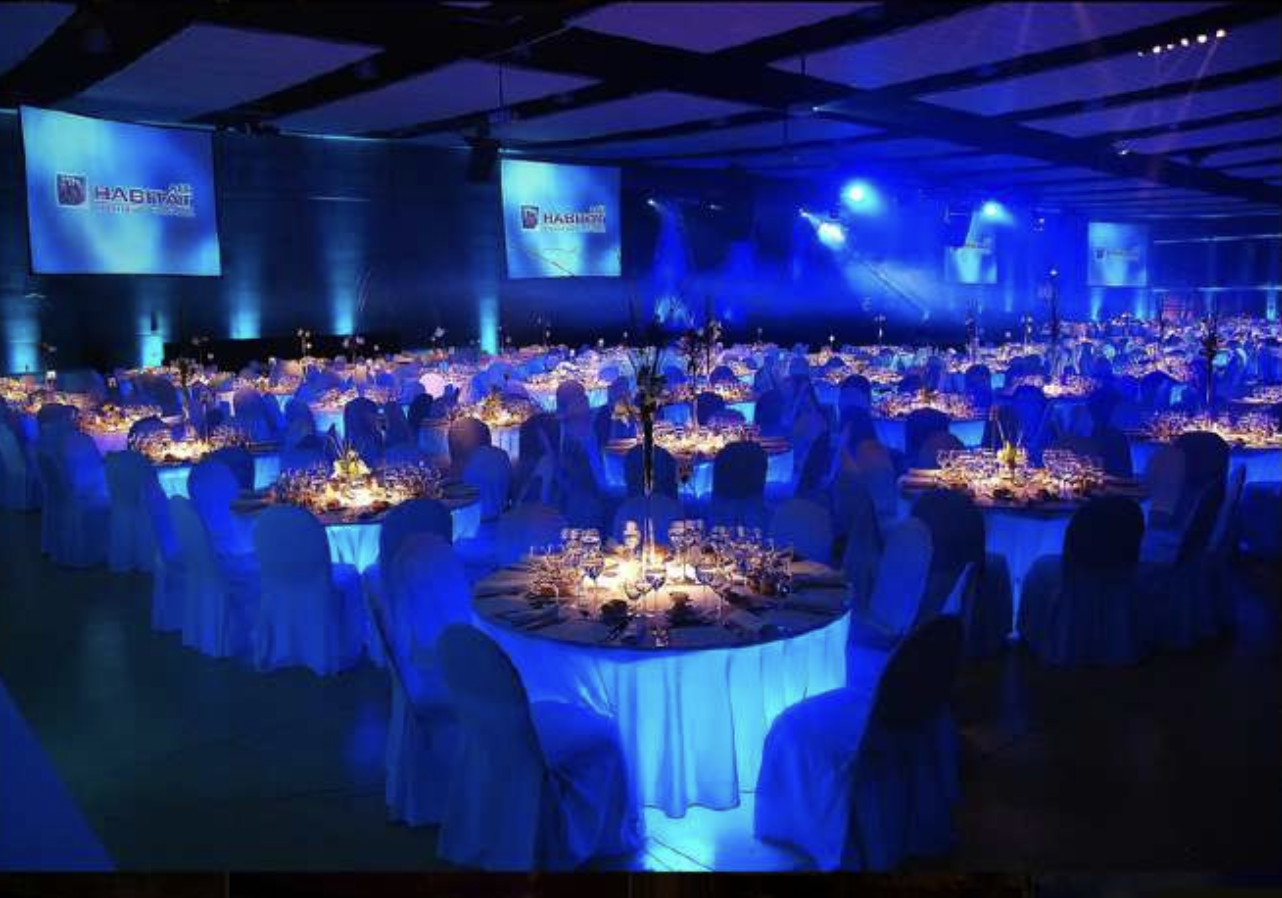 Gala corporativa con iluminación azul