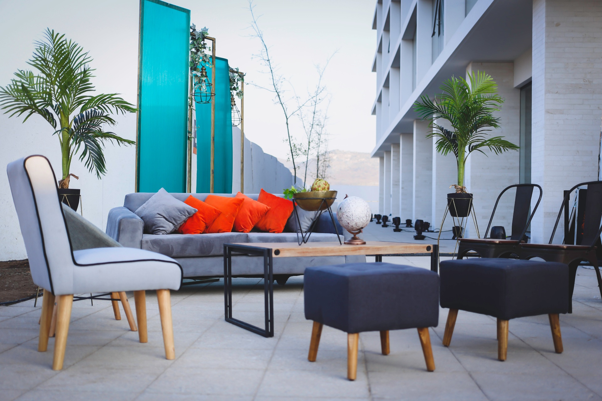 Lounge exterior con sofás y palmeras